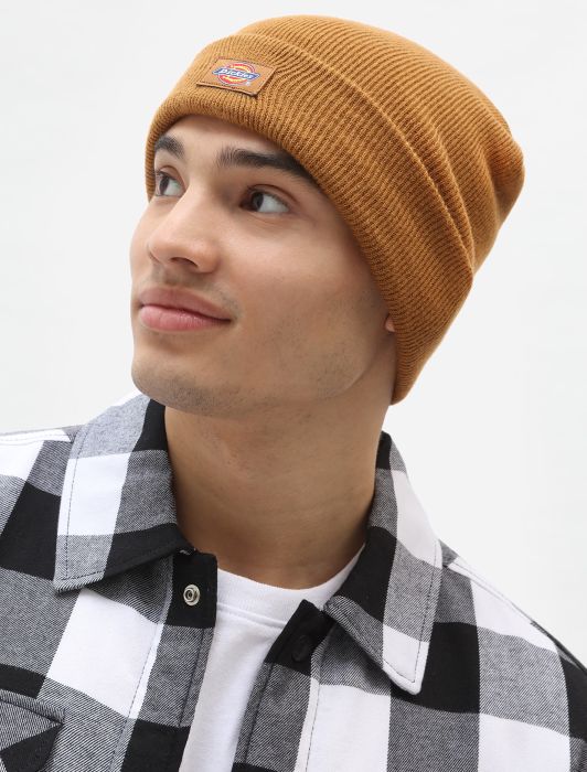 Man wearing dickies brown duck gibsland beanie