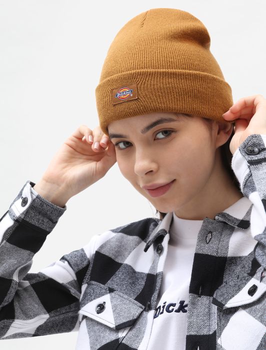 Woman wearing dickies gibsland beanie duck brown