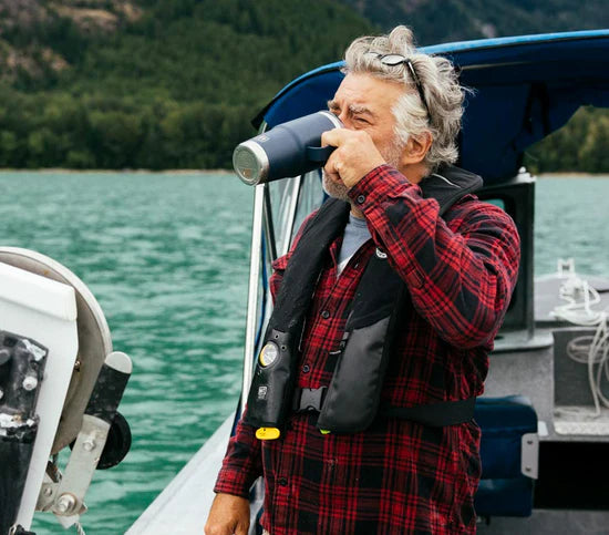 YETI Rambler® 20 oz (591 ml) Travel Mug in Navy