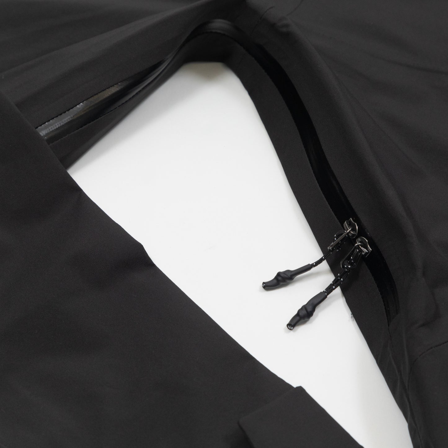 ELLIKER Ayre Long Shell Jacket in BLACK