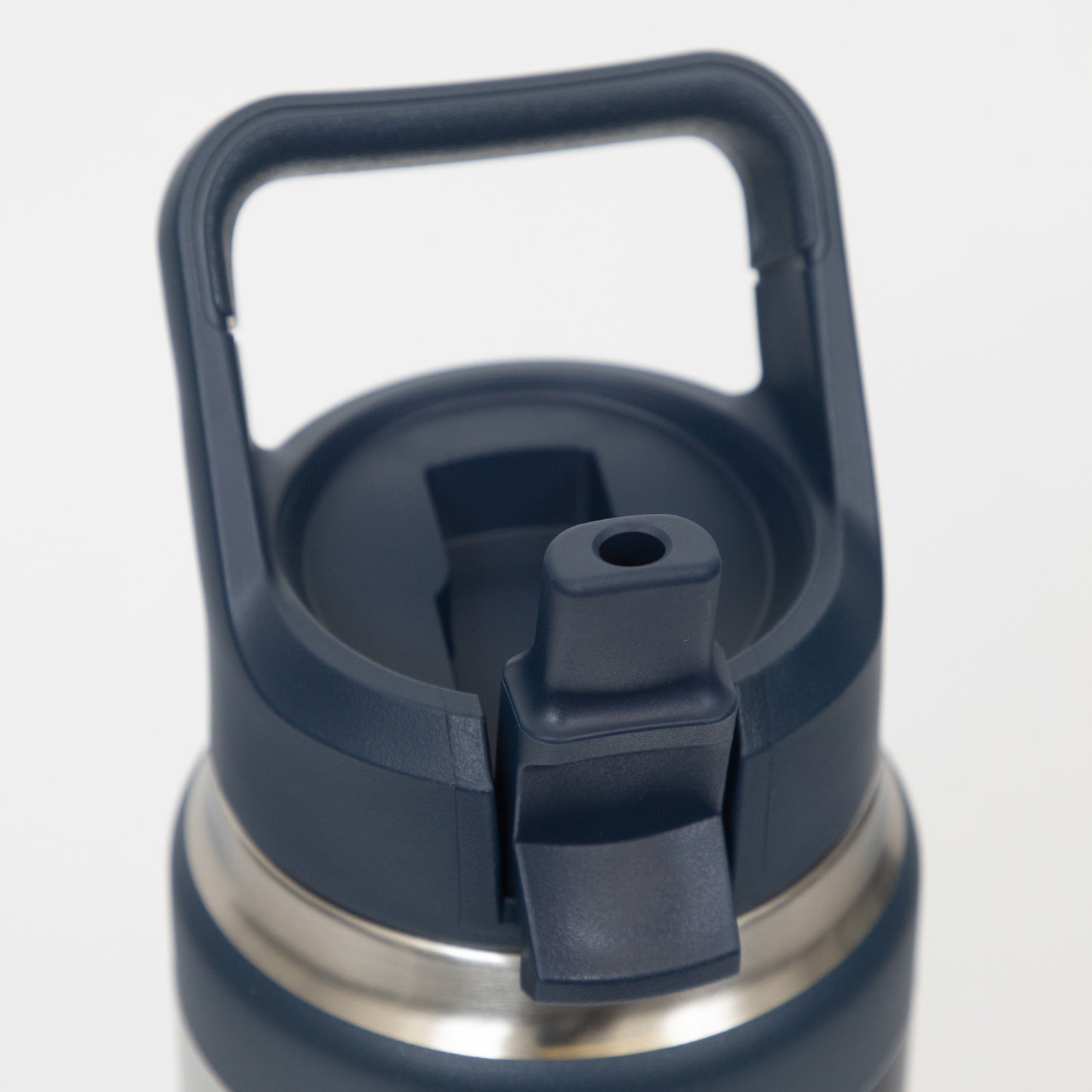 YETI Rambler 26 oz (769ml) Straw Water Bottle in NAVY