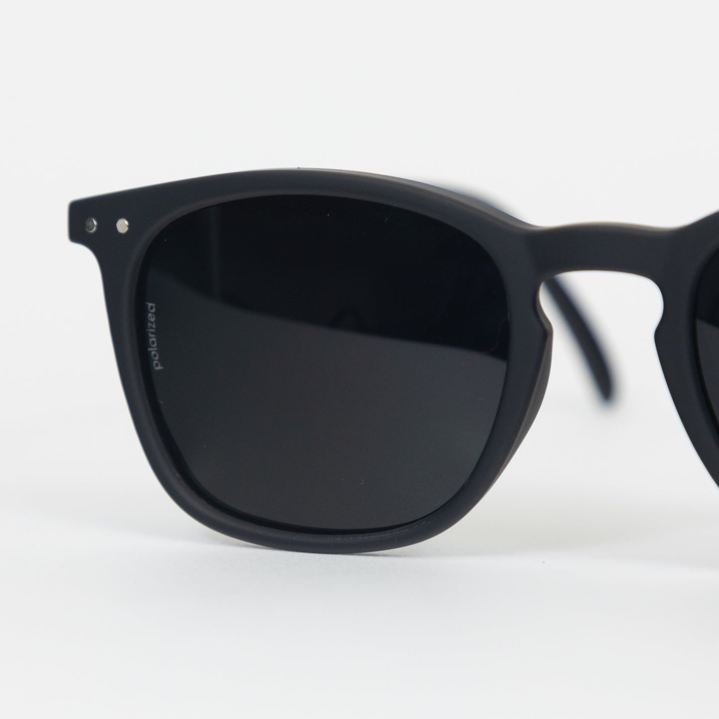 IZIPIZI #E The Polarized Sunglasses in BLACK