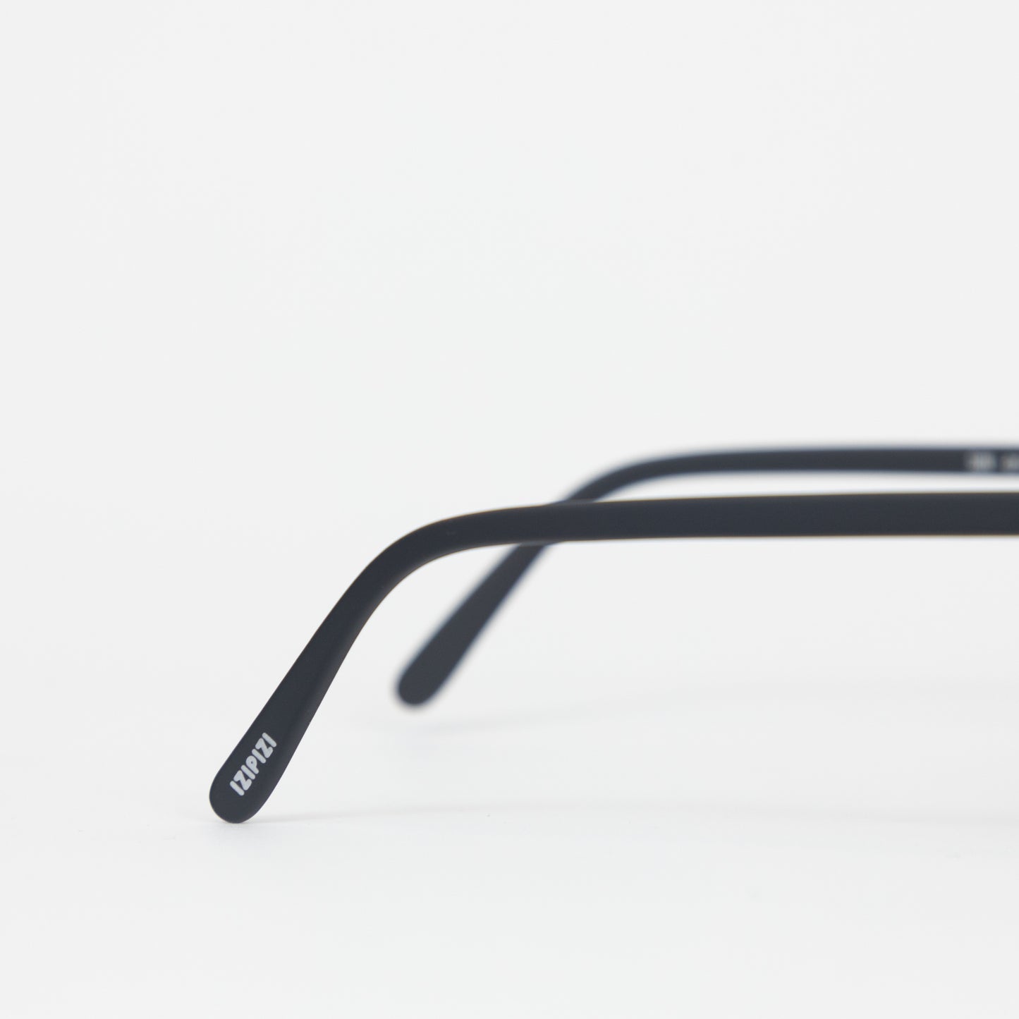 IZIPIZI #E The Polarized Sunglasses in BLACK