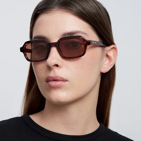 Woman wearing meller brown sunglasses