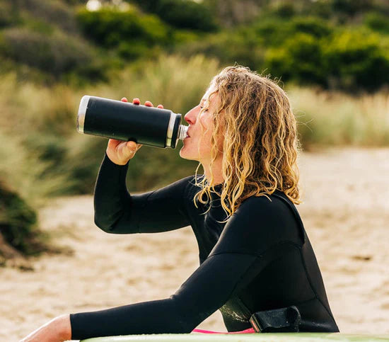 YETI Rambler 26 oz (769ml) Water Bottle with Chug Cap in NAVY