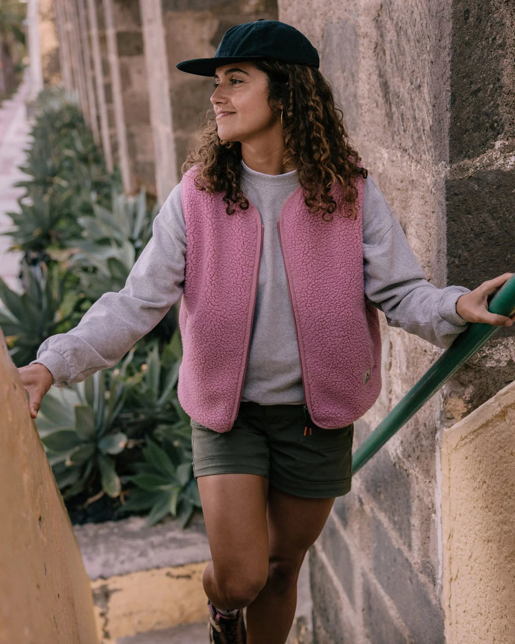 Women's PASSENGER Tawny Collarless Deep-Pile Sherpa Gilet in Pink Haze