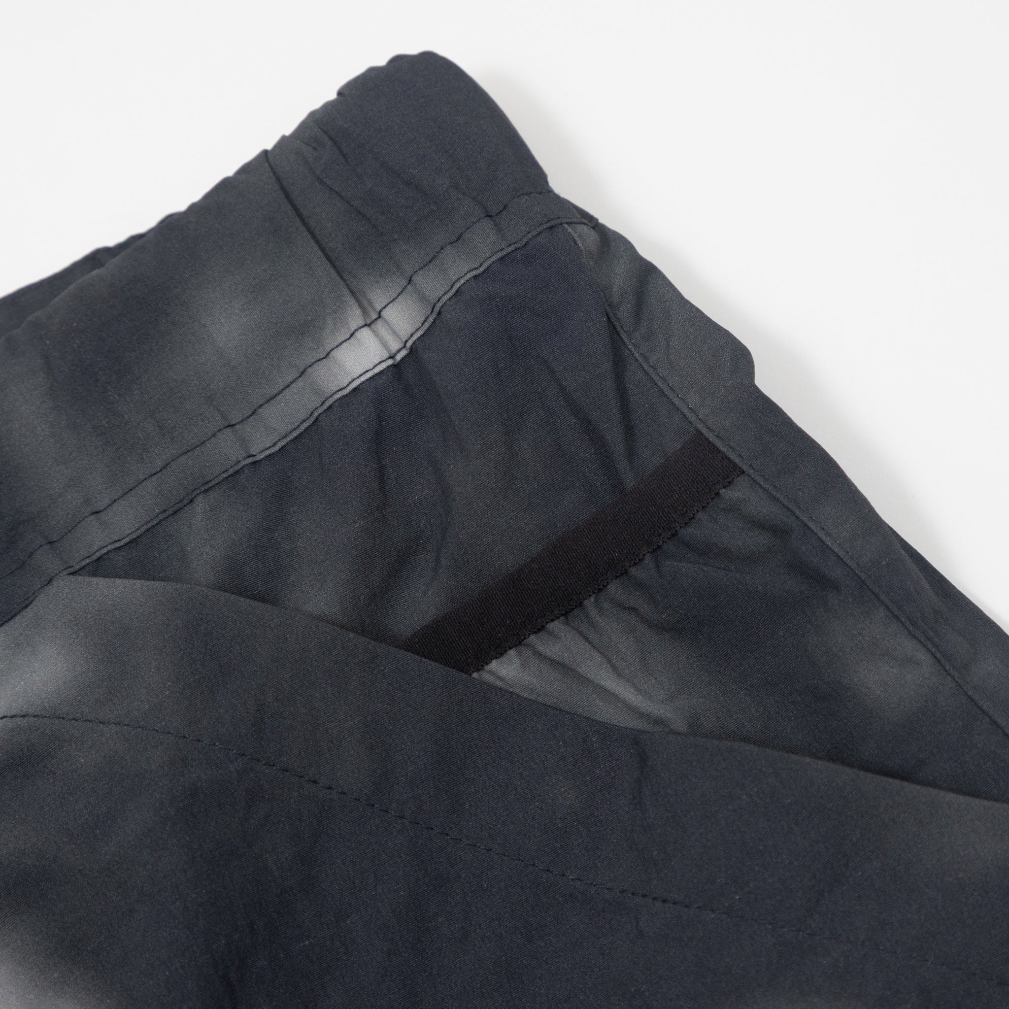 ELLIKER Sayer Print Belted Shorts in GRAPHITE
