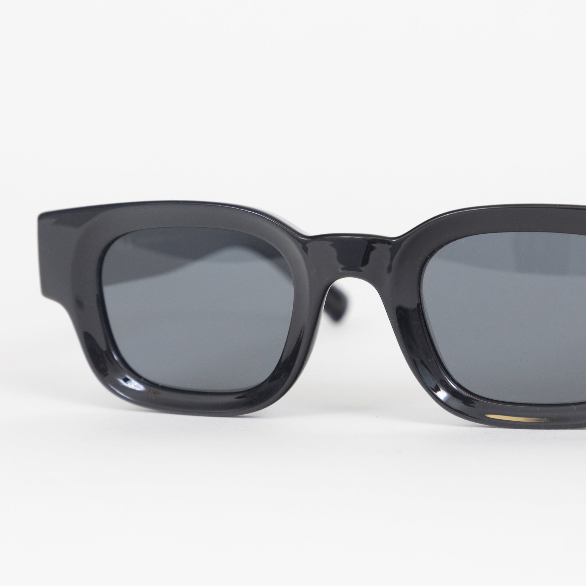 meller black sunglasses with black lens close-up