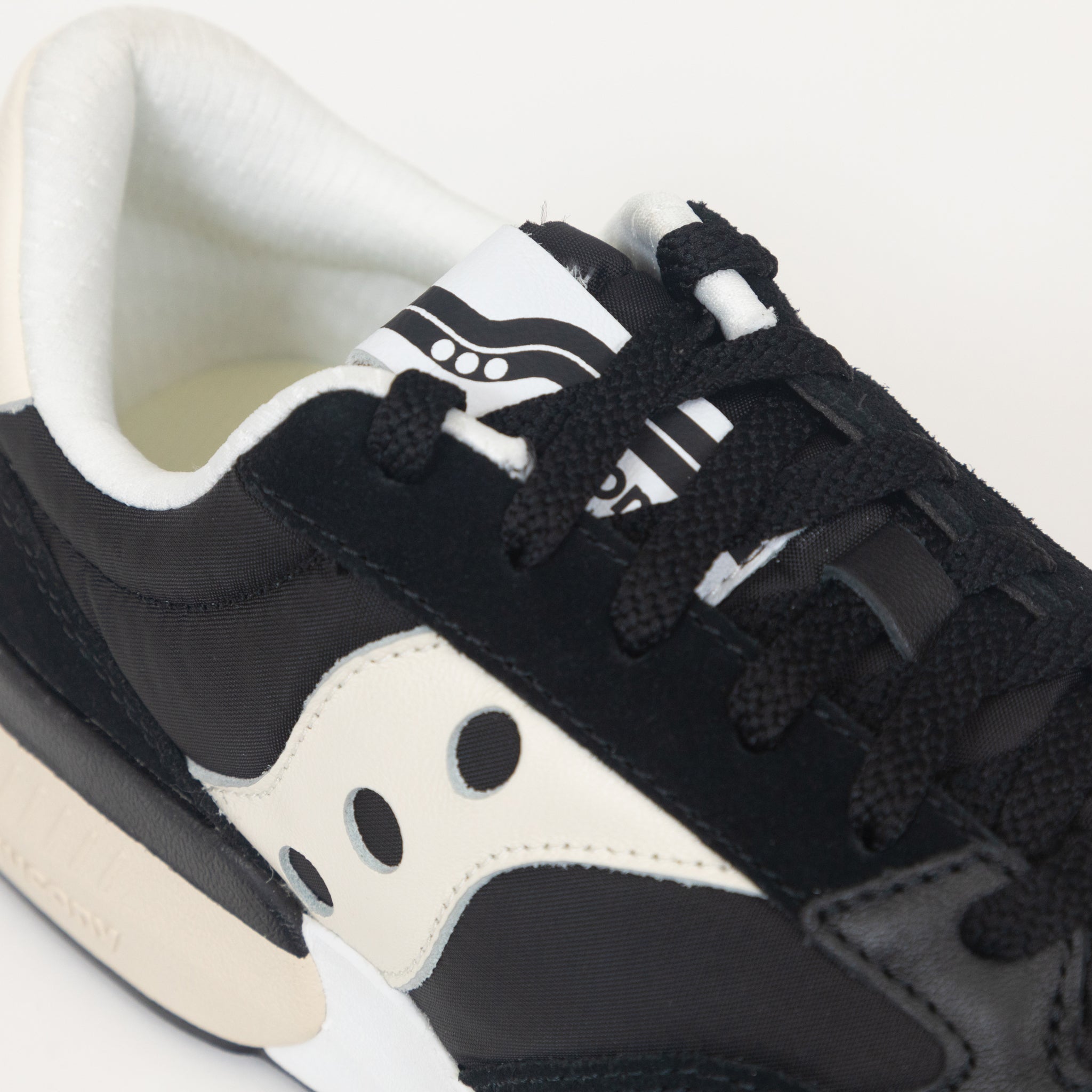 SAUCONY Jazz NXT Trainers in BLACK & CREAM