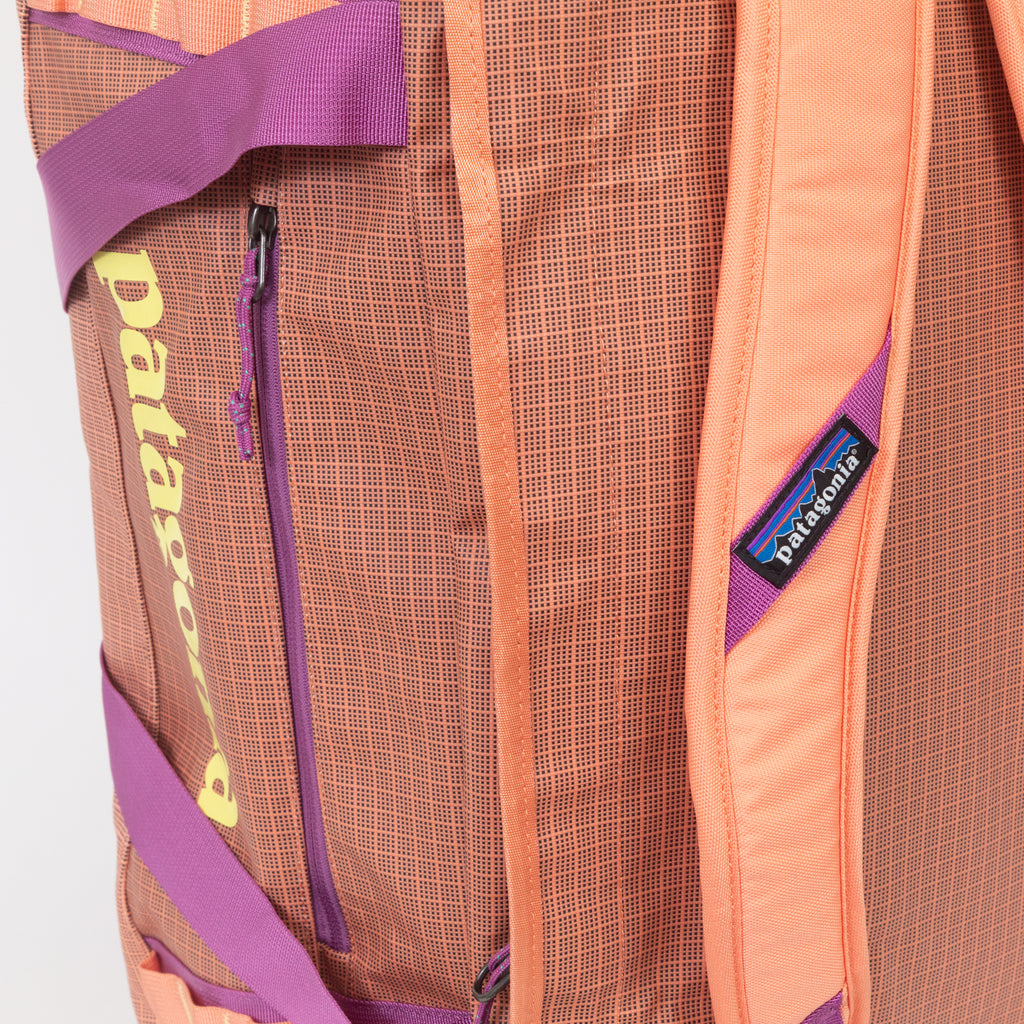 PATAGONIA 40L Black Hole Duffel in PEACH SHERBET