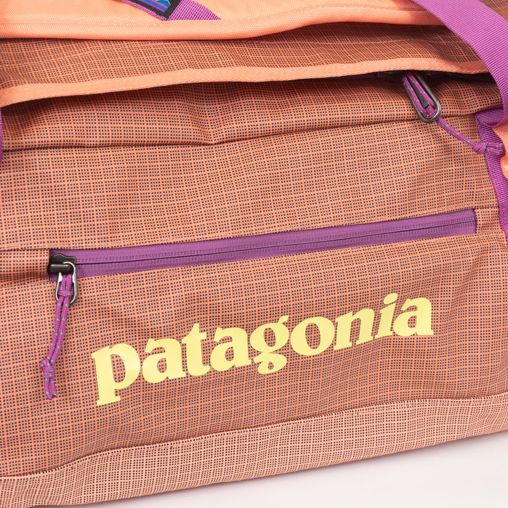 PATAGONIA 40L Black Hole Duffel in PEACH SHERBET