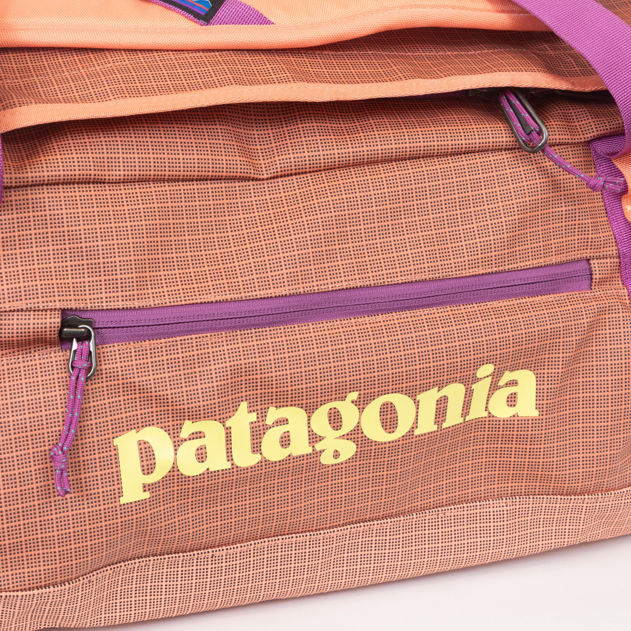 PATAGONIA 40L Black Hole Duffel in PEACH SHERBET