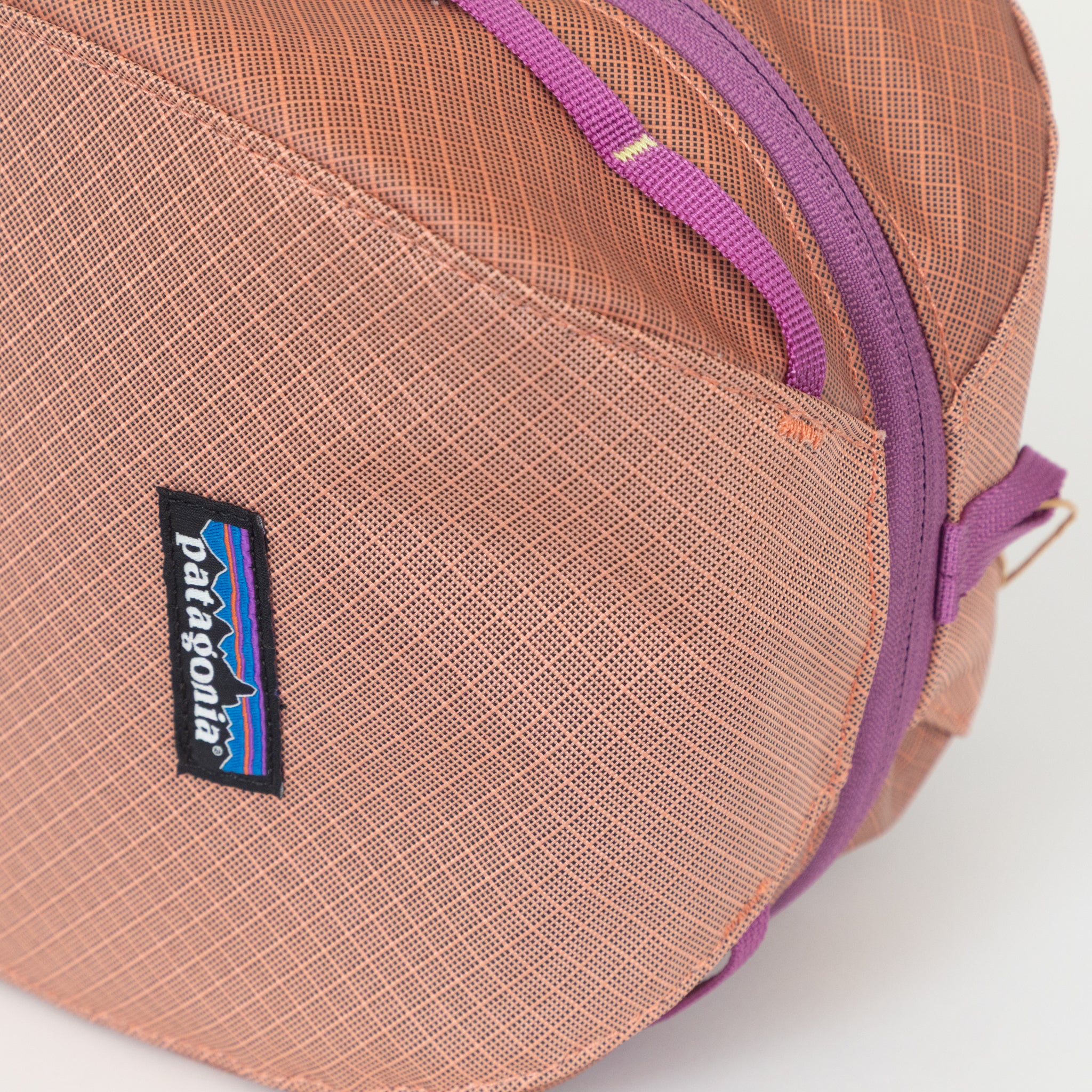 PATAGONIA Black Hole Cube 6L Bag in PEACH SHERBET