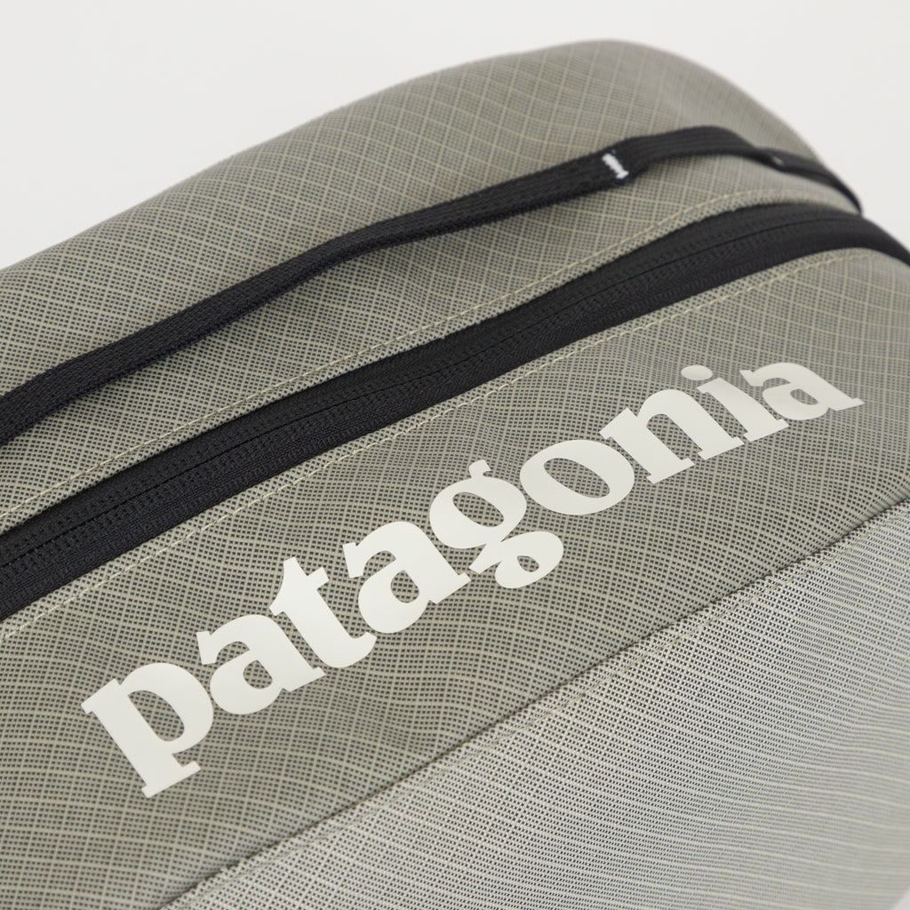 PATAGONIA Black Hole Cube 6L Bag In WEATHERED STONE