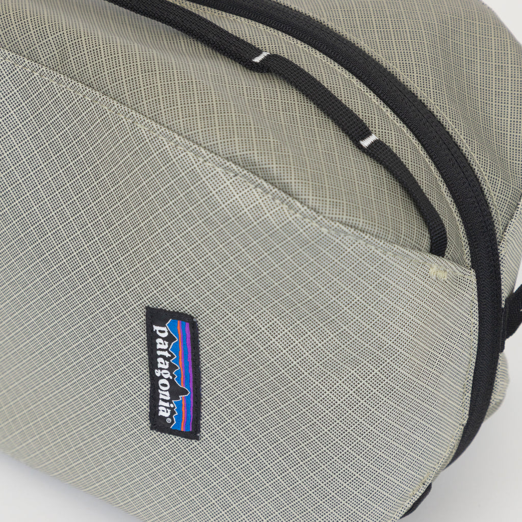PATAGONIA Black Hole Cube 6L Bag In WEATHERED STONE