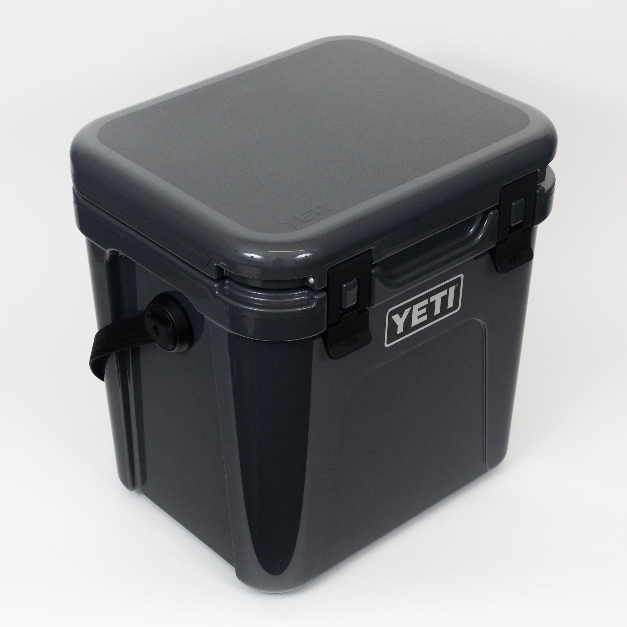 YETI Roadie® 24 Cool Box in Charcoal