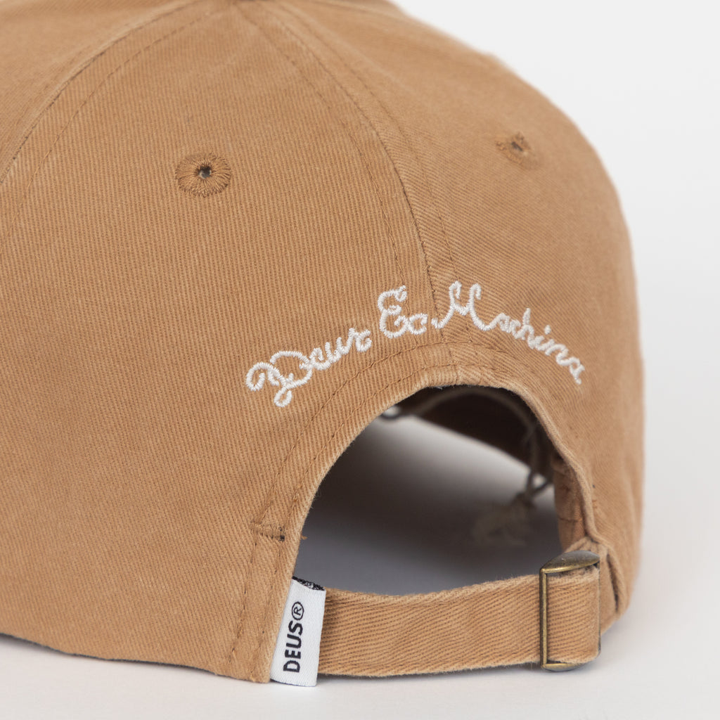 DEUS EX MACHINA Shield Standard Dad Cap in DIJON