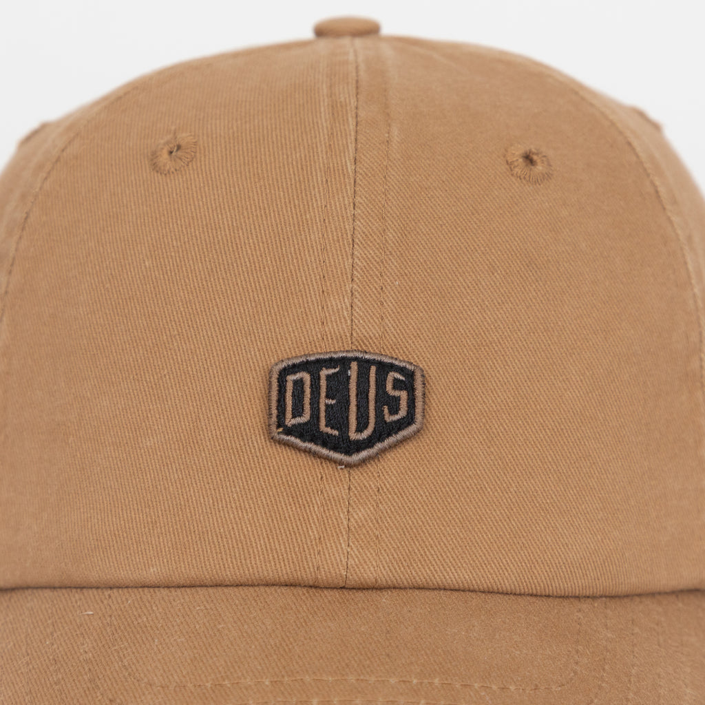 DEUS EX MACHINA Shield Standard Dad Cap in DIJON