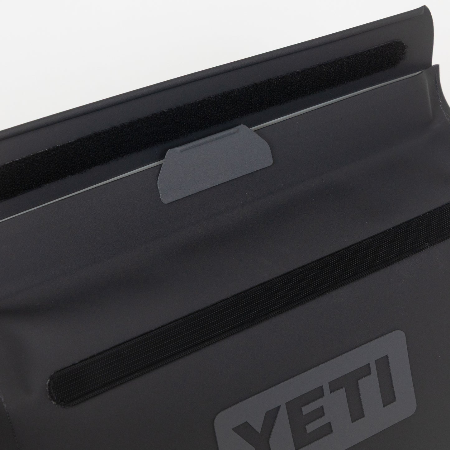 yeti sidekick dry 3 litre magnetic closure