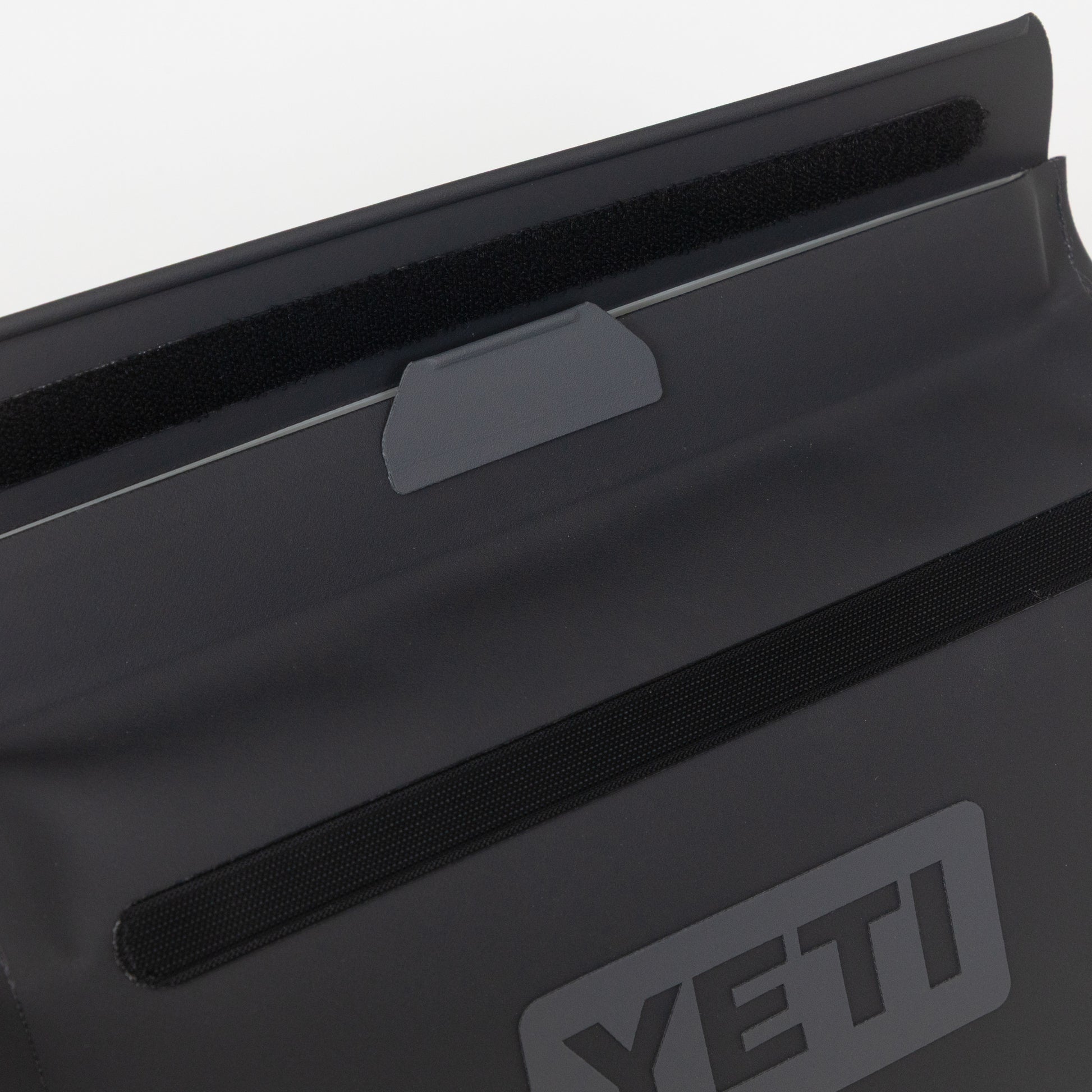 yeti sidekick dry 3 litre magnetic closure