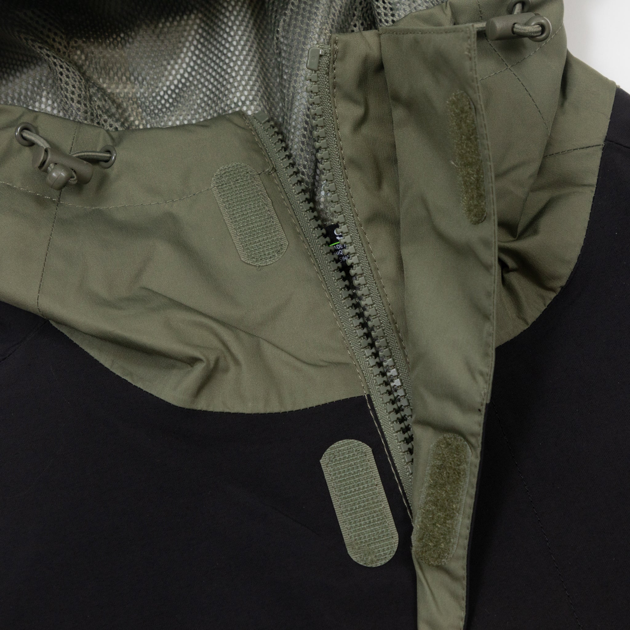 HELLY HANSEN Vancouver Rain Jacket in GREEN