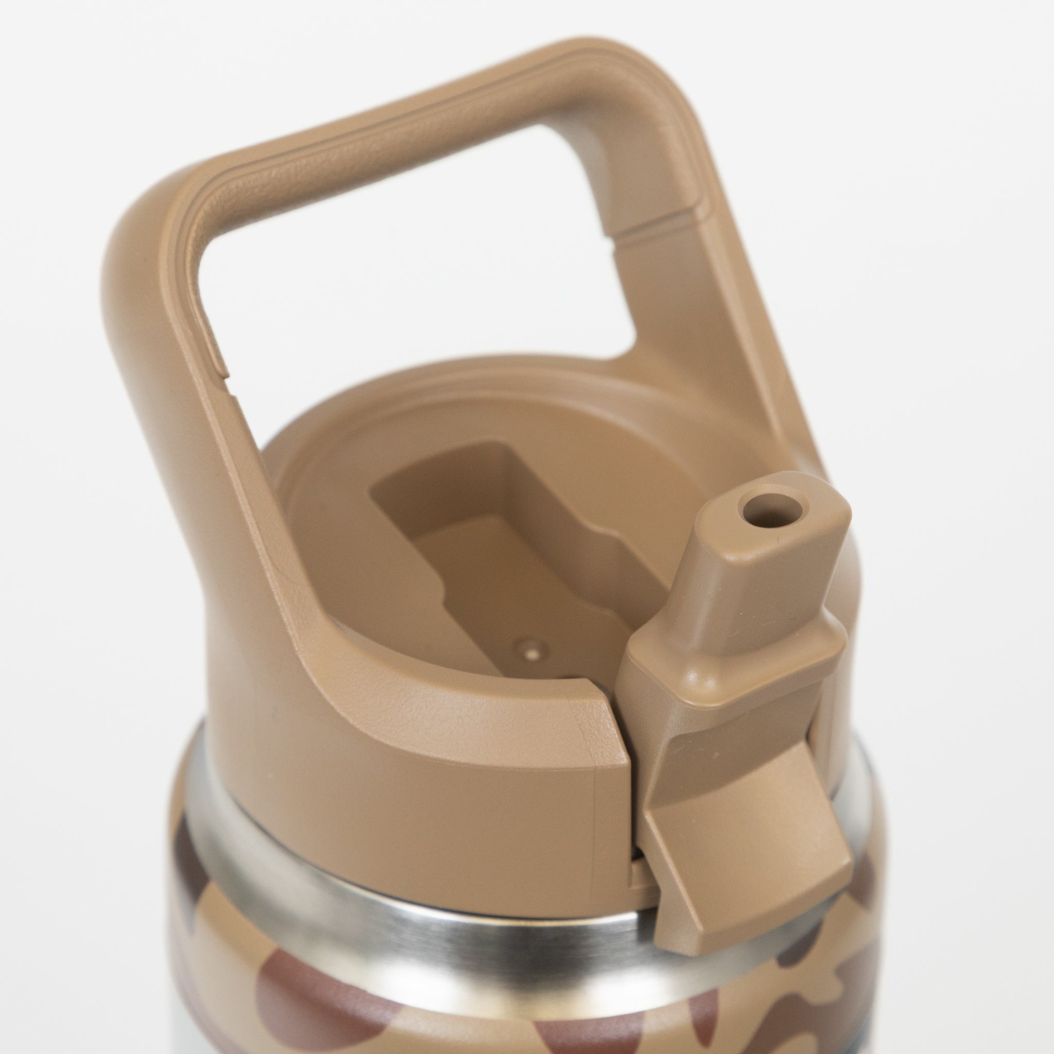 YETI Rambler® 26 oz (769 ml) Bottle With Straw Cap in Wetland Camo