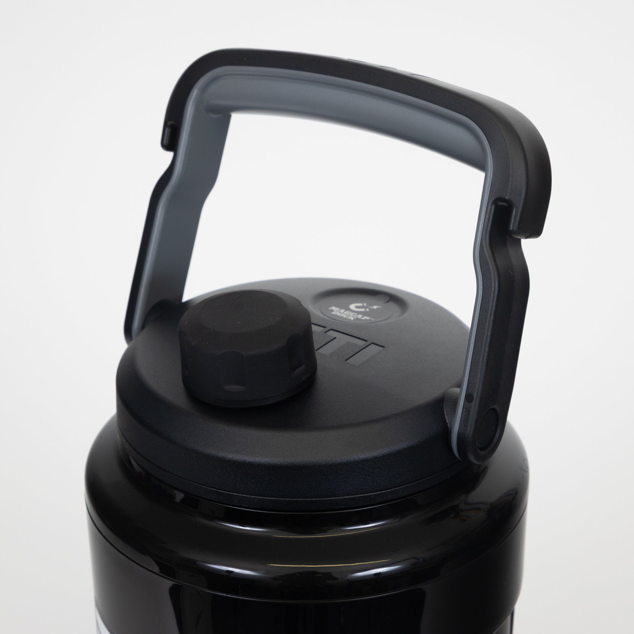 YETI Silo Half Gallon (1.89L) Jug With MagDock Chug Cap in BLACK