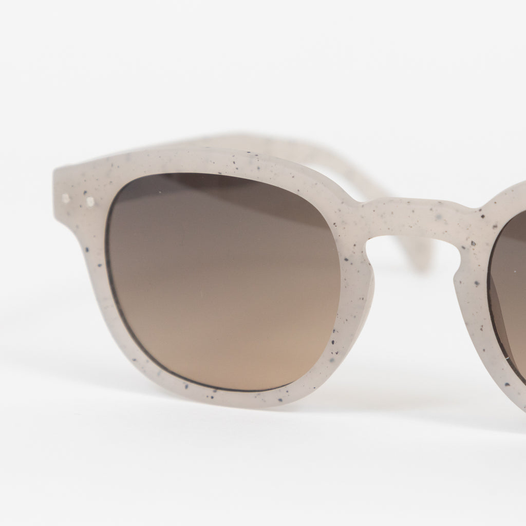 IZIPIZI #C The Retro Sunglasses in CERAMIC BEIGE