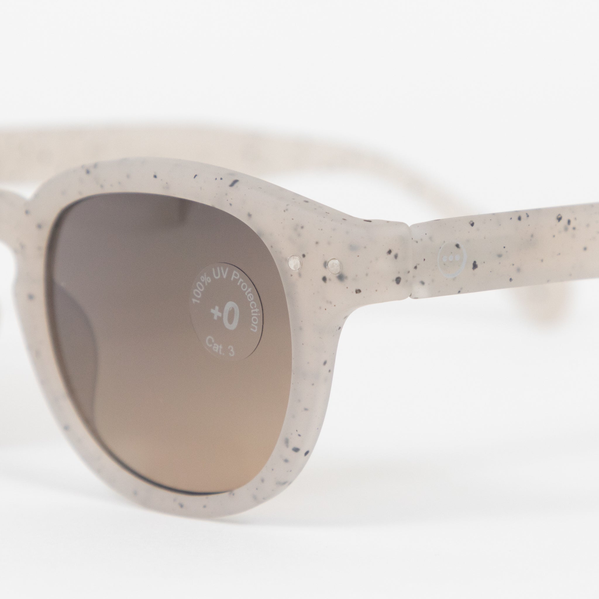 IZIPIZI #C The Retro Sunglasses in CERAMIC BEIGE
