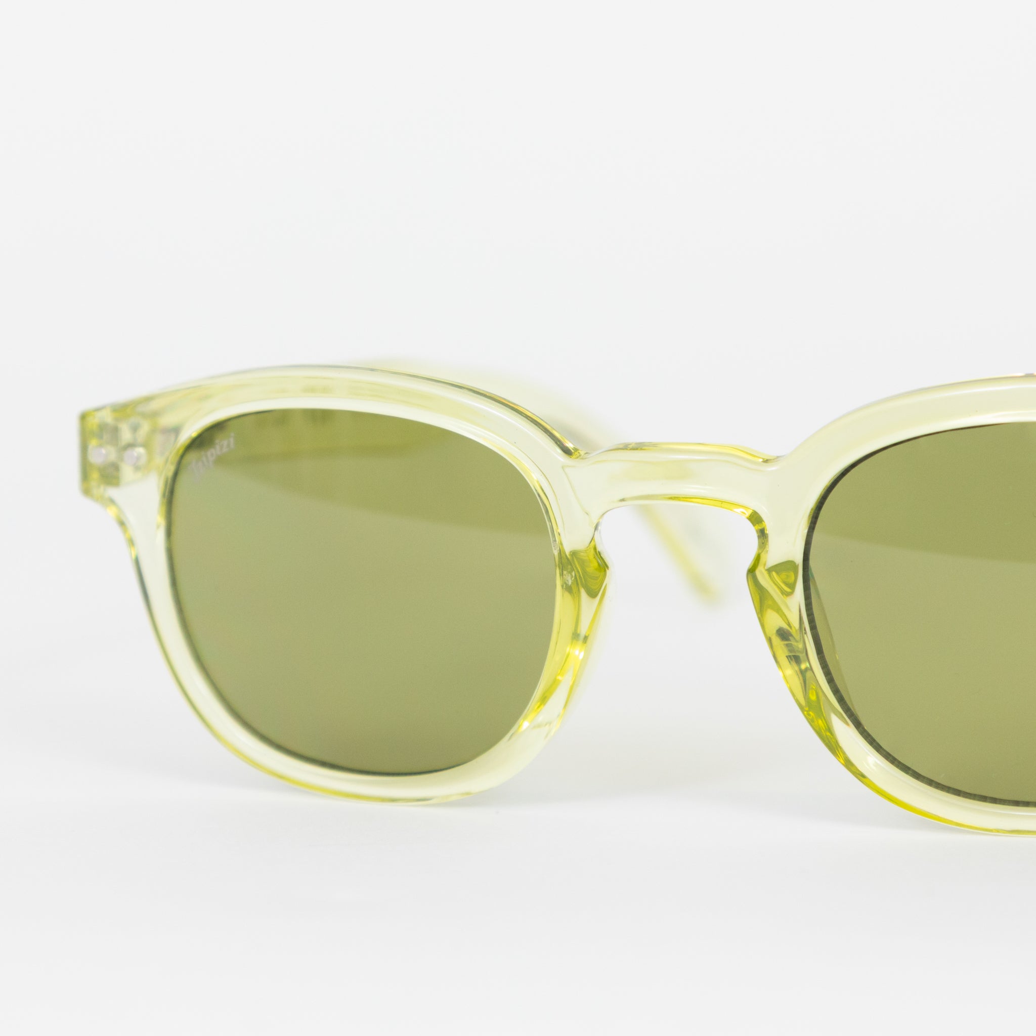 IZIPIZI #C The Retro Sunglasses in DYNAMIC GREEN