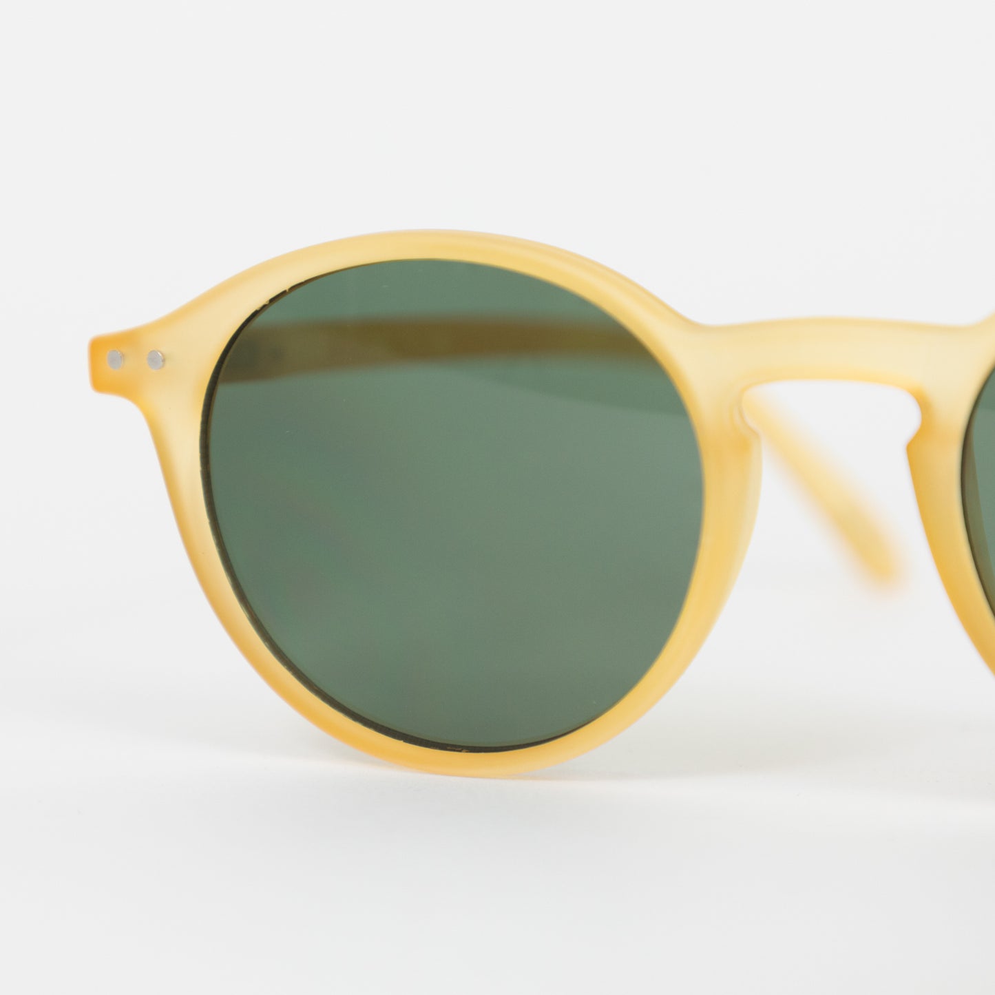 IZIPIZI #D The Iconic Round Sunglasses in YELLOW HONEY