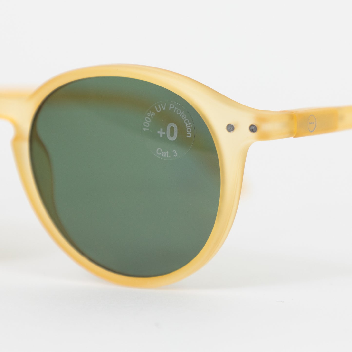 IZIPIZI #D The Iconic Round Sunglasses in YELLOW HONEY