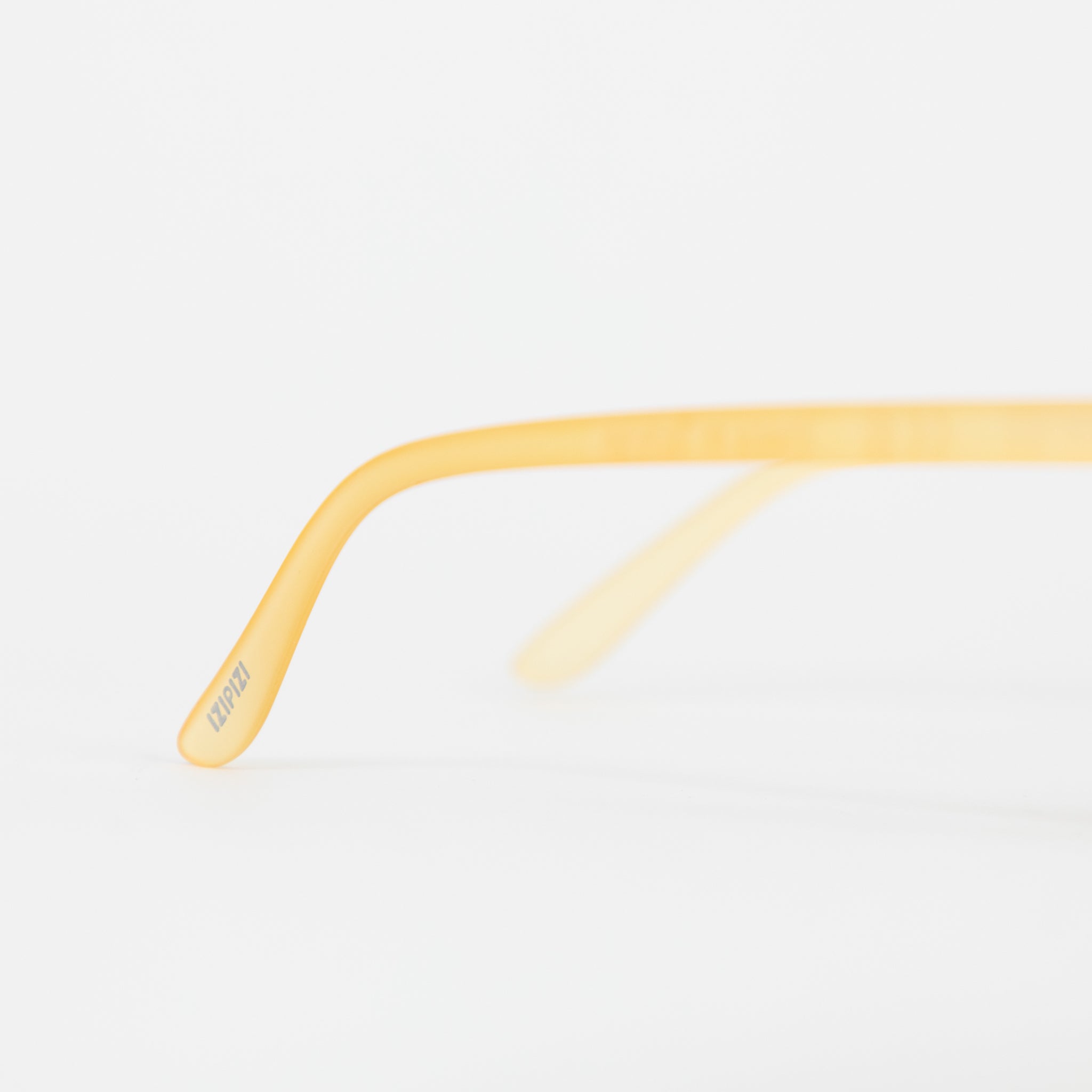 IZIPIZI #D The Iconic Round Sunglasses in YELLOW HONEY