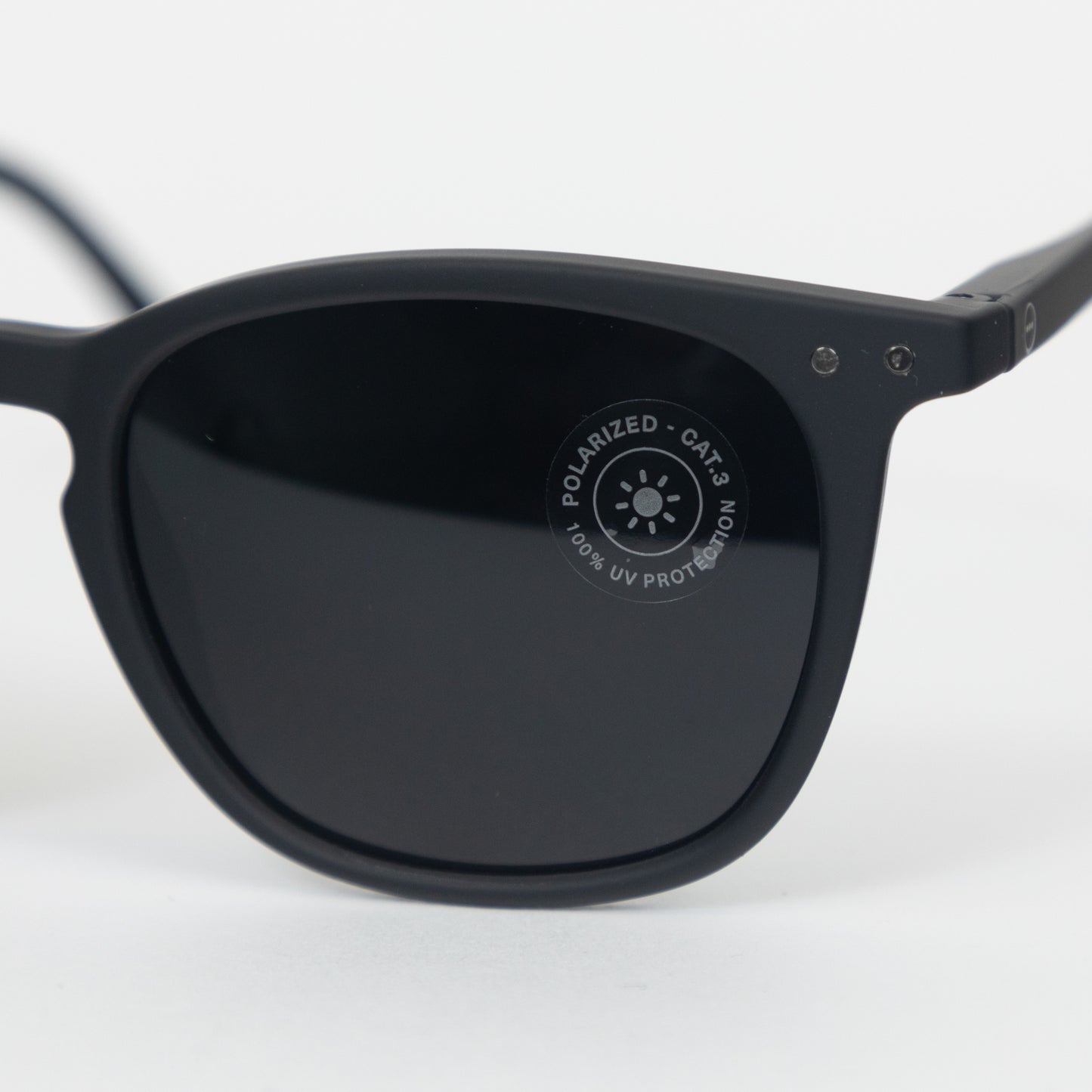 IZIPIZI #E The Polarized Sunglasses in BLACK