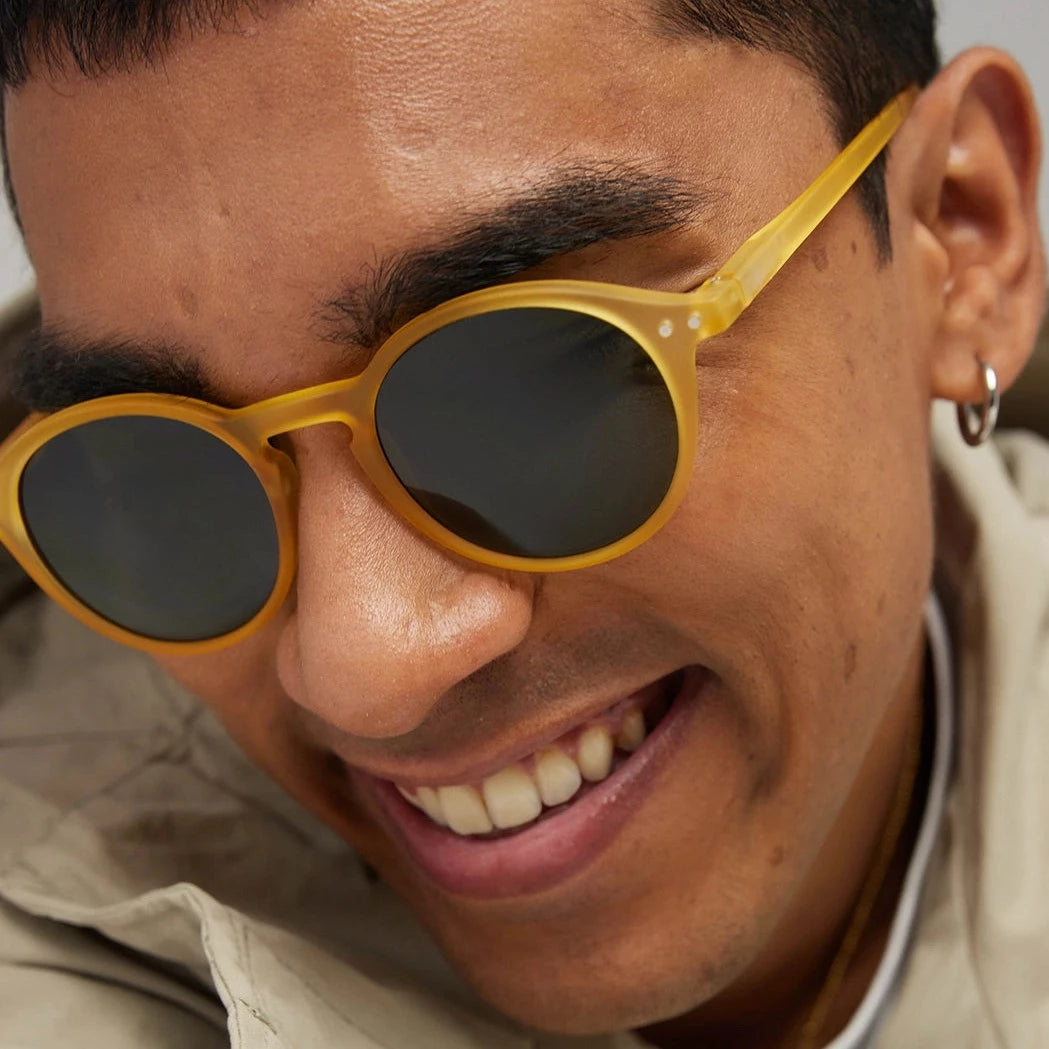 IZIPIZI #D The Iconic Round Sunglasses in YELLOW HONEY