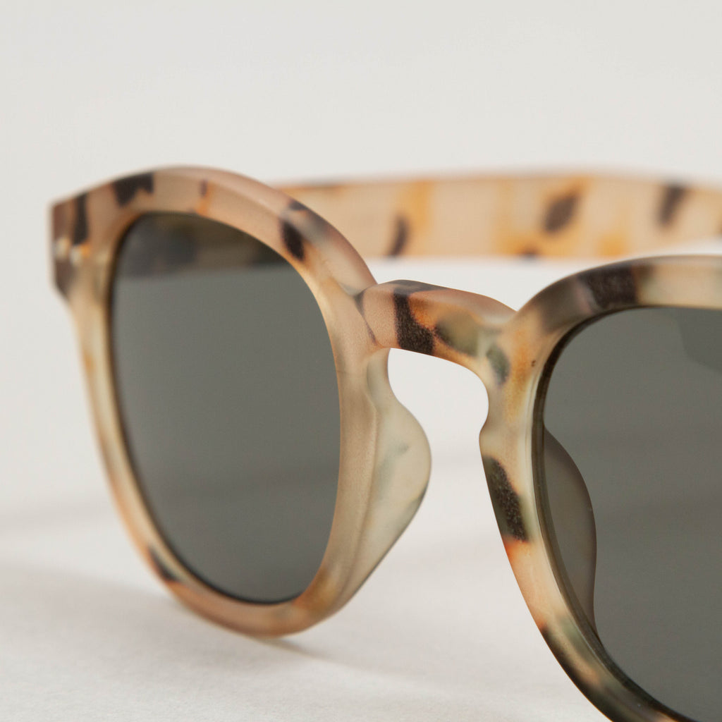 #C The Retro Sunglasses in LIGHT TORTOISEIZIPIZI - CACTWS