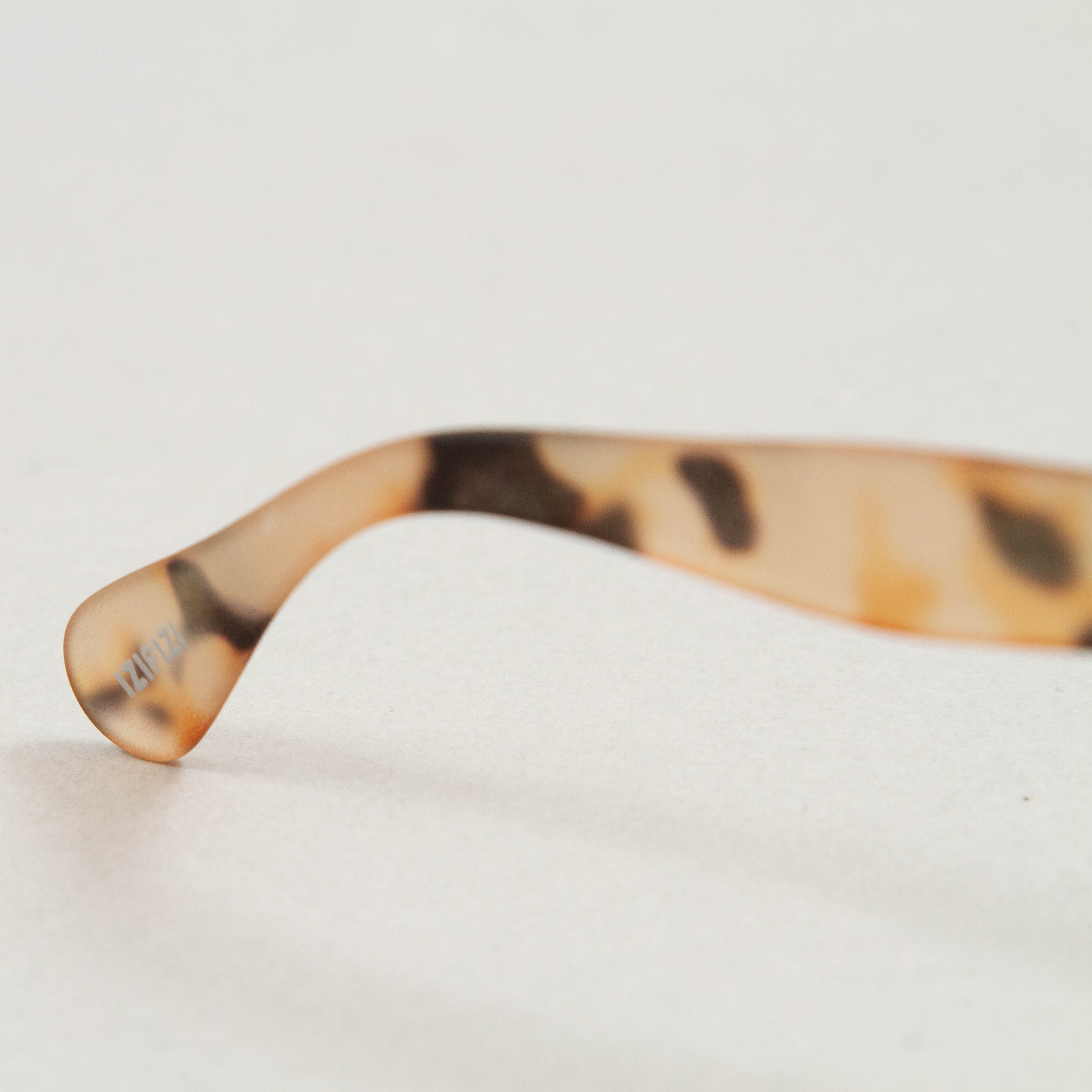 #C The Retro Sunglasses in LIGHT TORTOISEIZIPIZI - CACTWS