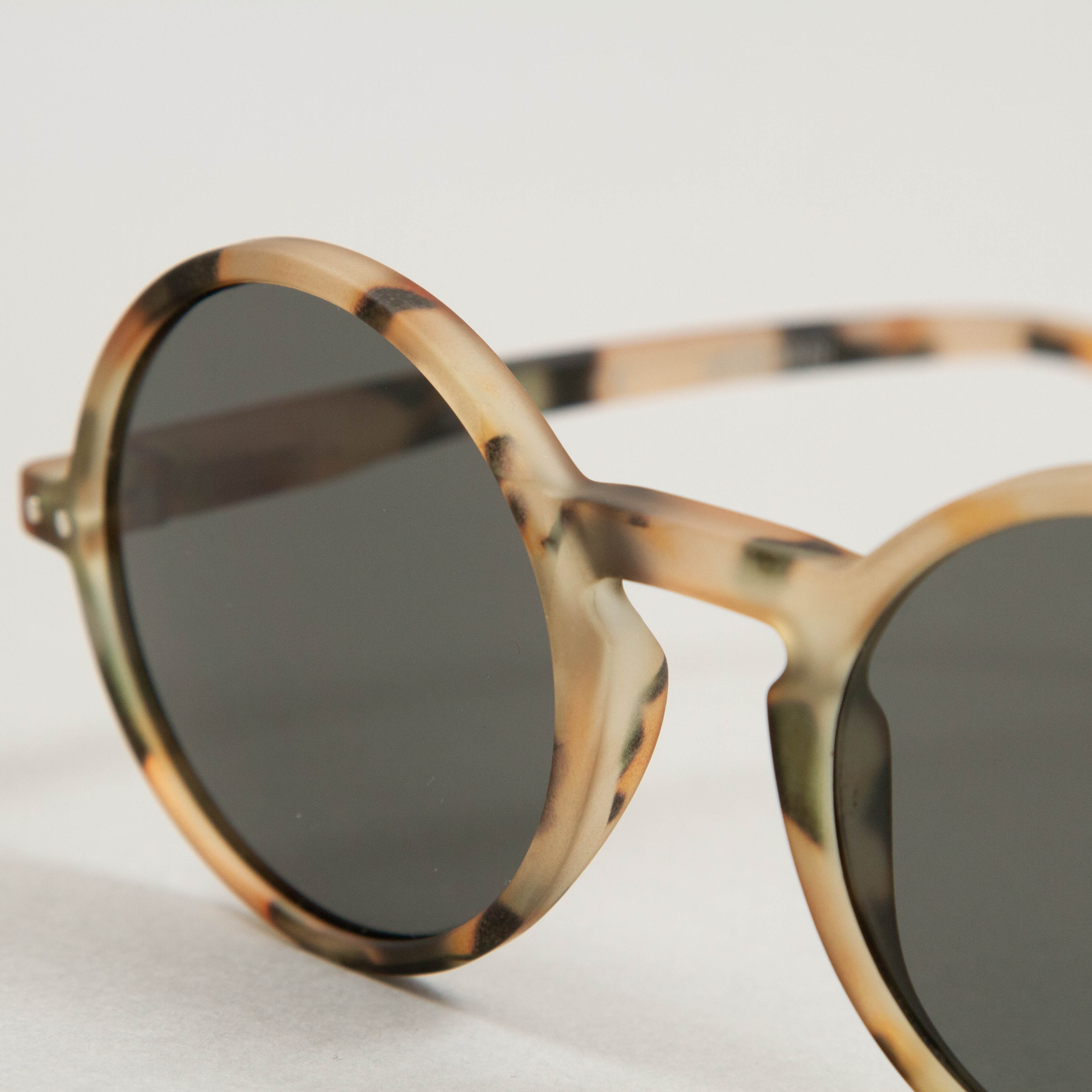 #G The Round Sunglasses in LIGHT TORTOISEIZIPIZI - CACTWS
