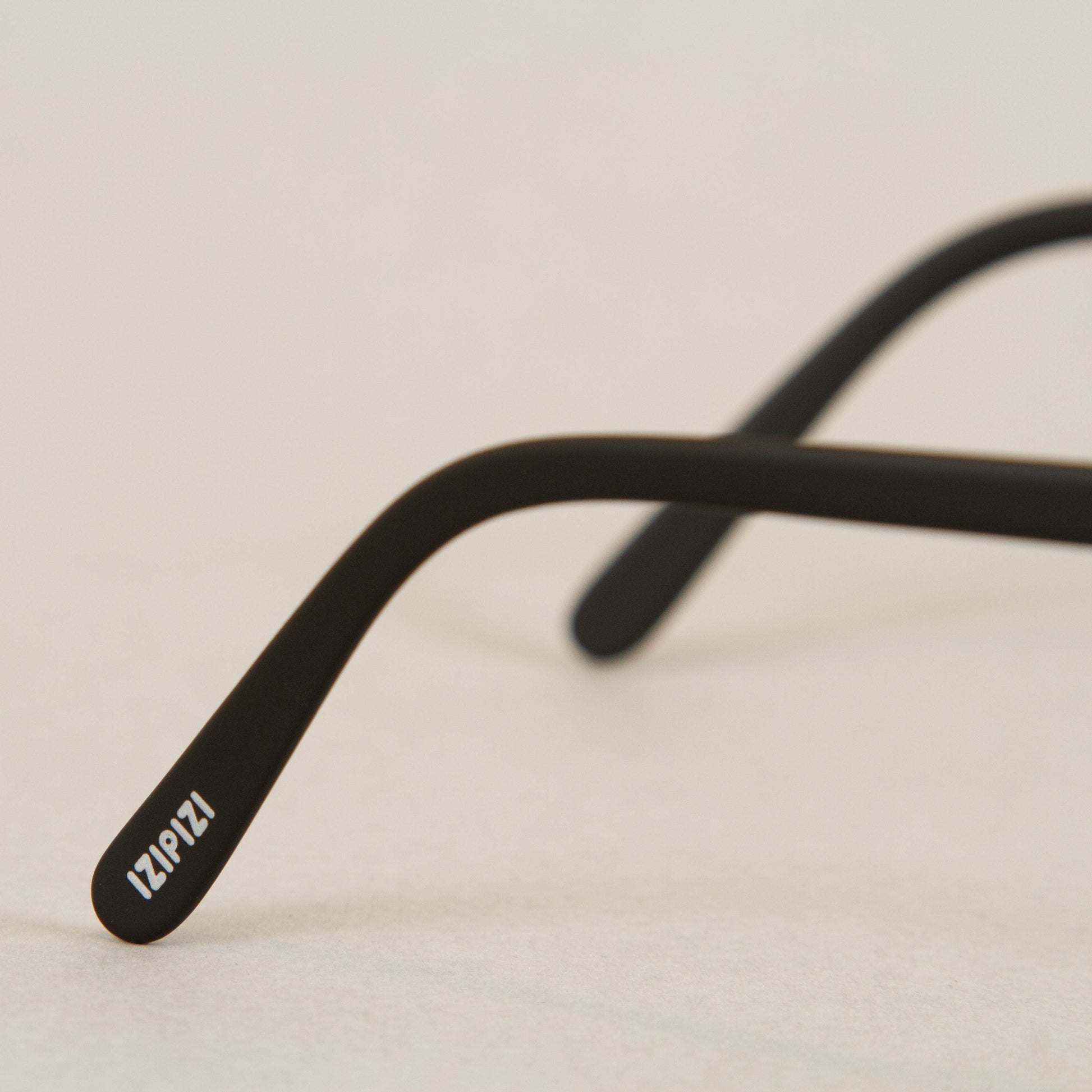 #E The Trapeze Sunglasses in BLACKIZIPIZI - CACTWS