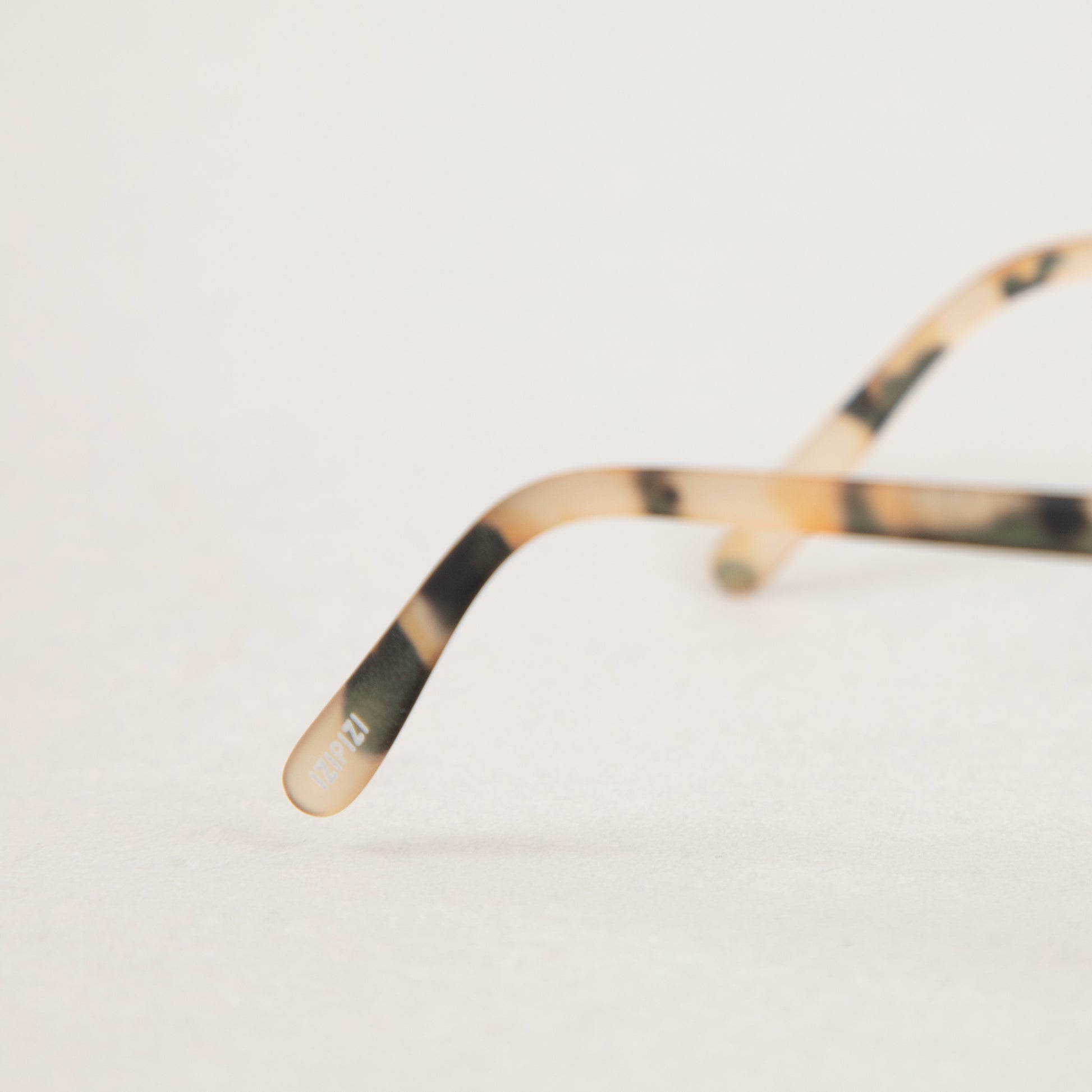 #E The Trapeze Sunglasses in LIGHT TORTOISEIZIPIZI - CACTWS