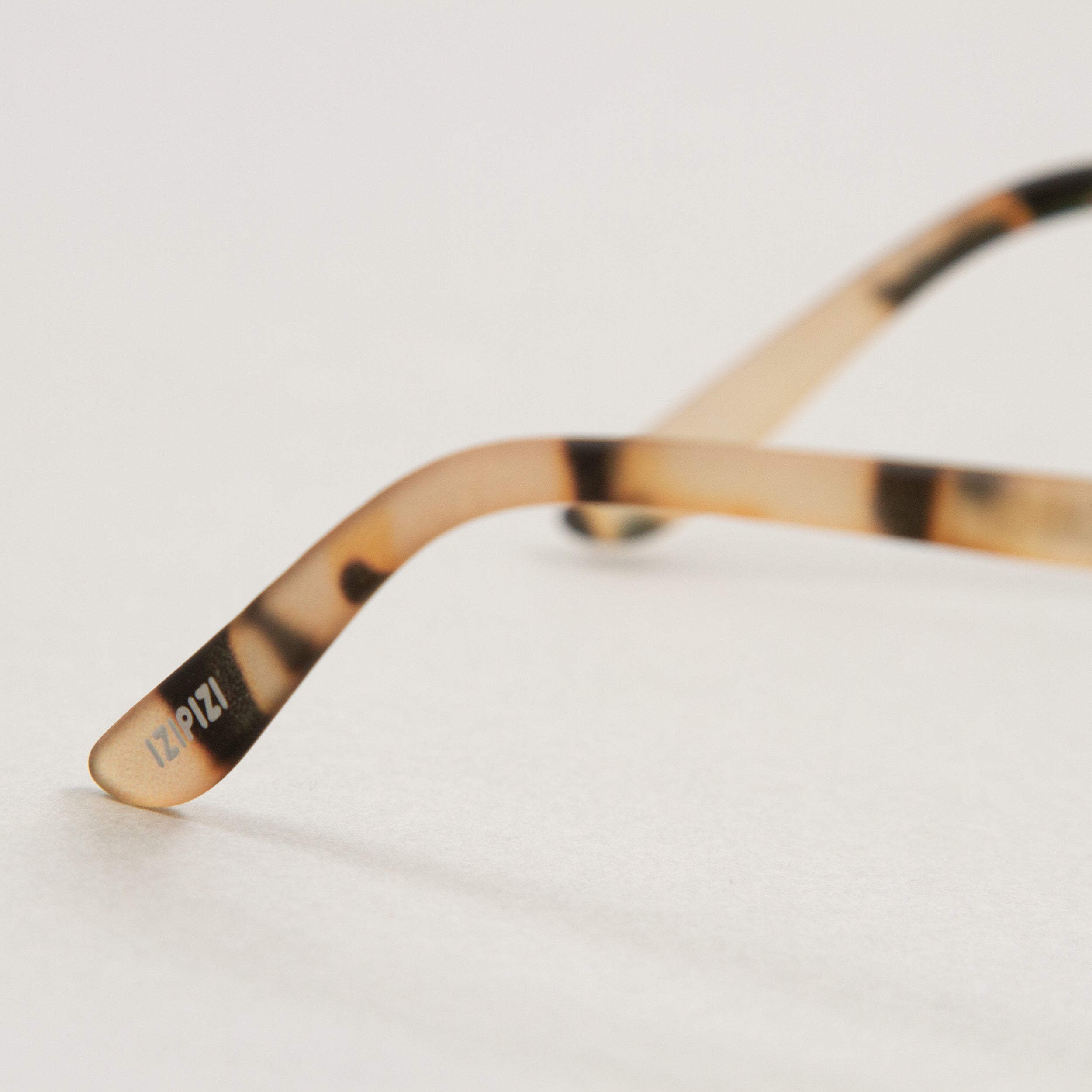 #D The Iconic Sunglasses in LIGHT TORTOISEIZIPIZI - CACTWS