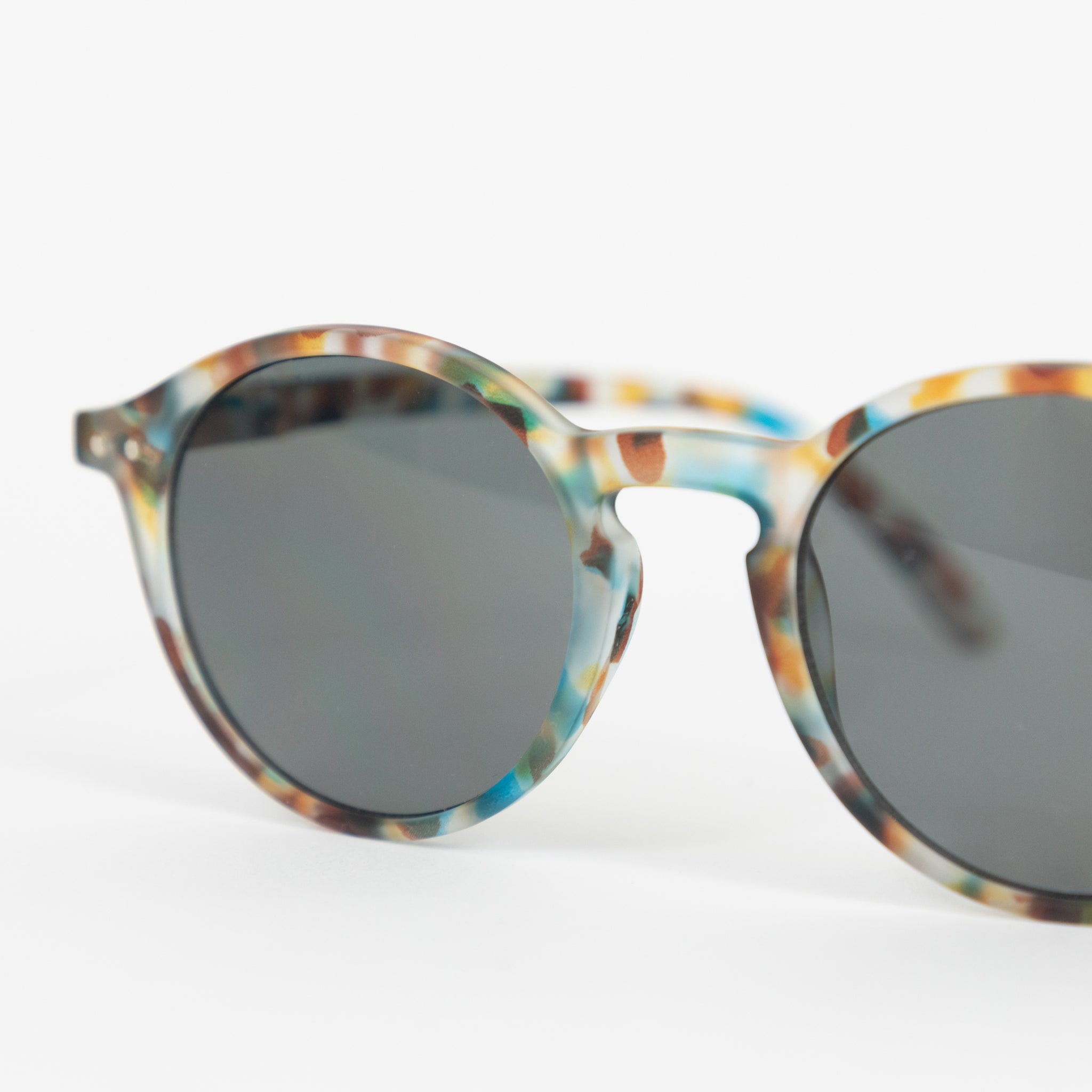 IZIPIZI #D The Iconic Round Sunglasses in BLUE TORTOISE