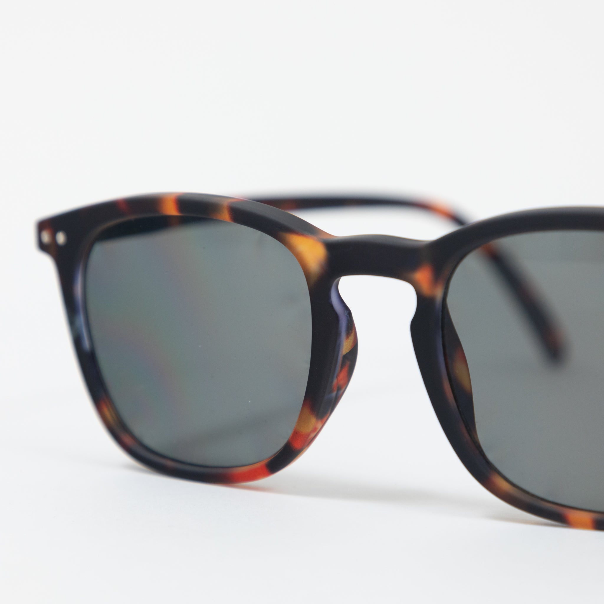 IZIPIZI #E The Trapeze Grey Lense Sunglasses in TORTOISE GREEN