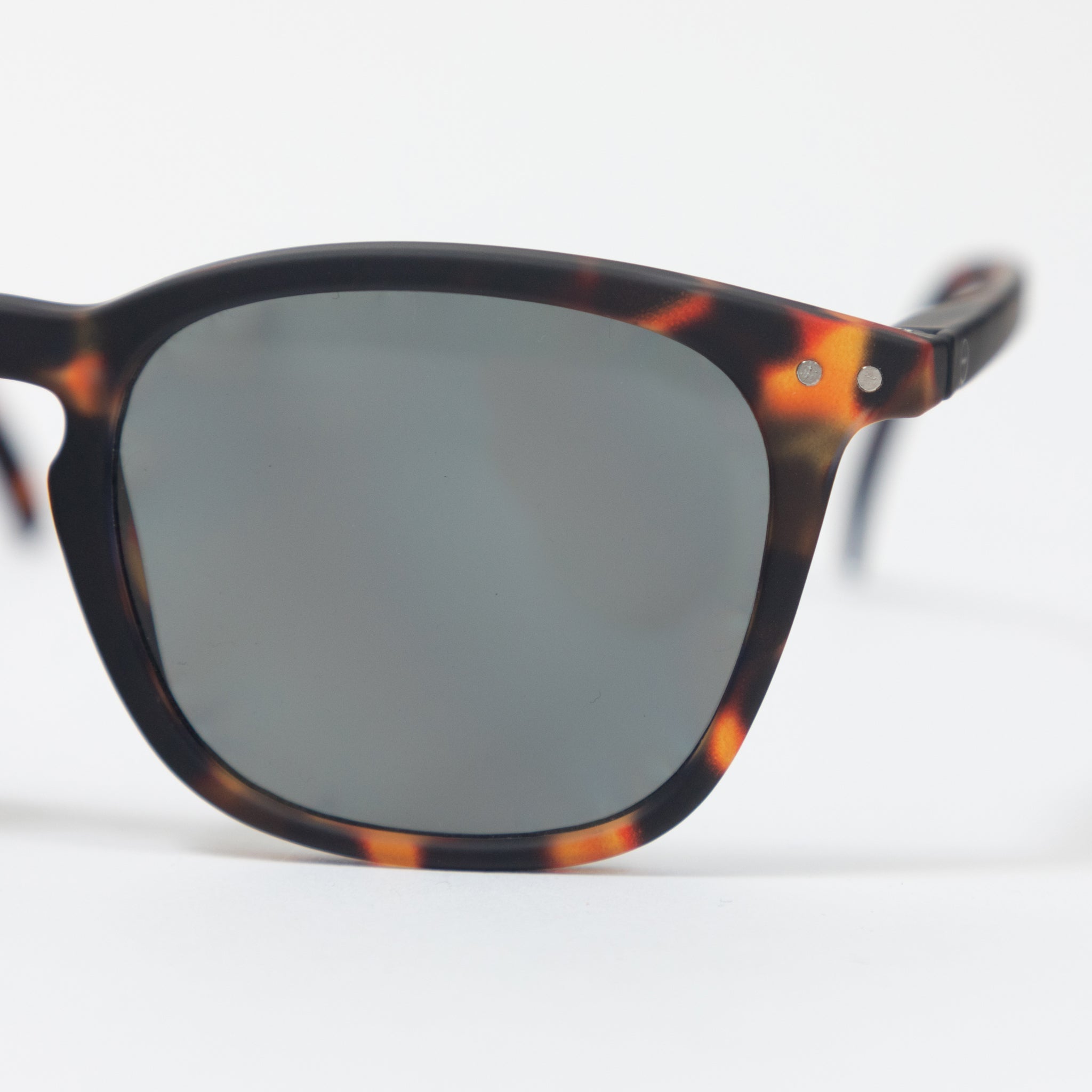 IZIPIZI #E The Trapeze Grey Lense Sunglasses in TORTOISE GREEN