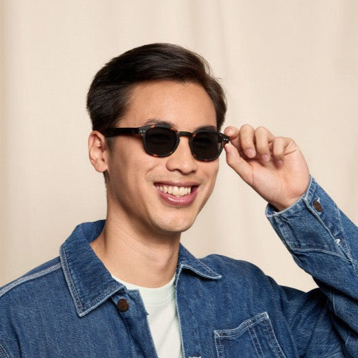 IZIPIZI #C The Retro Sunglasses in TORTOISE GREEN